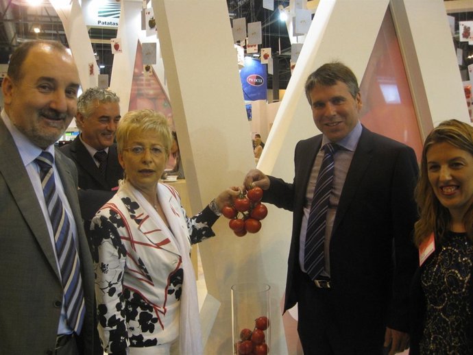 El delegado de Agricultura y la consejera en Fruit Attraction