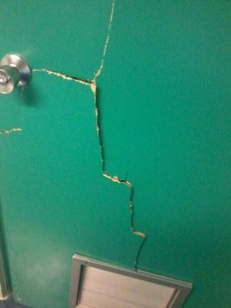 Puerta rota de sala de ecógrafo del CME Pablo Remacha