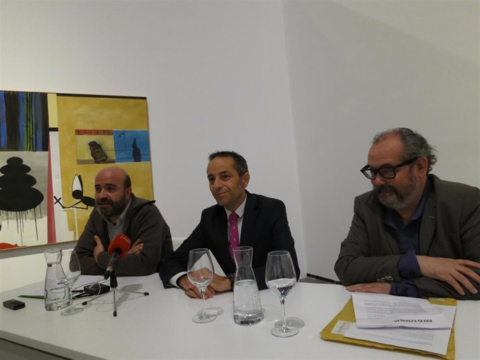 Javier Manzanos, Juan Luis Sánchez de Muniáin y el pintor Patxi Ezquieta.