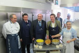 Agustín Iglesias Caunedo y José Luis Álvarez Almeida en la Cocina Económica