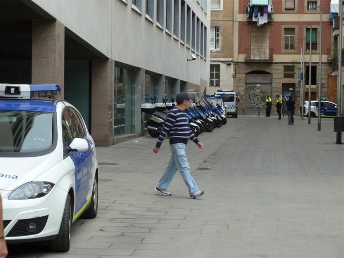 Dispositivo de la Guardia Urbana en El Raval (Barcelona)