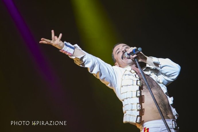 El actor que interpreta a Freddy Mercury en 'Dios salve a la Reina'