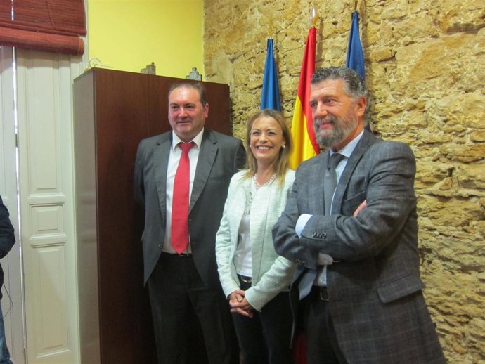 Por la izquierda, Argüelles, Vallina y Palacios, antes de la reunión de la FACC.