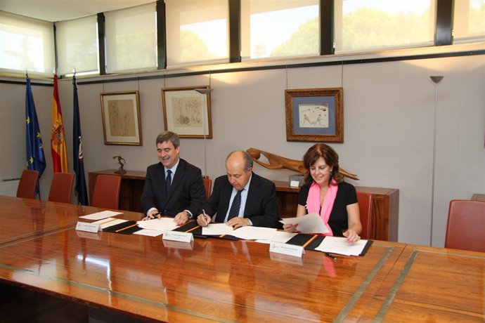 Subsecretaria de Hacienda, Pilar Platero, y alcalde de Granada, José Torres Hurt