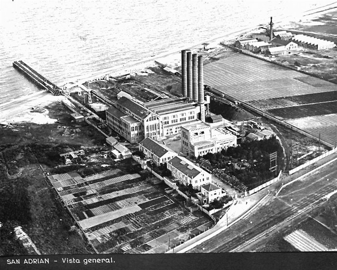 Imagen histórica de la central térmica de Sant Adrià de Besòs