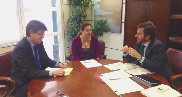 Director de Sostenibilidad, Pablo Saavedra, y la delegada del Gobierno