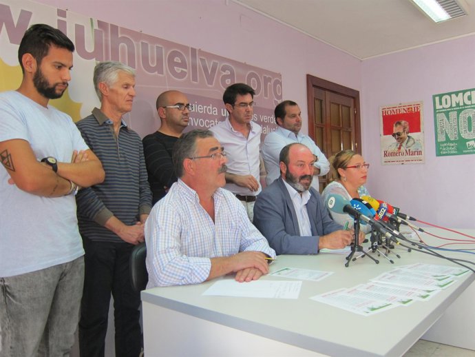 Pedro Jiménez, coordinador provincial de IULV-CA, y otros miembros de IU. 