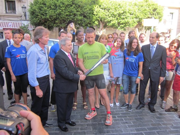 El ultramaratoniano, Víctor Cerdá, con la antorcha solidaria al inicio de camino