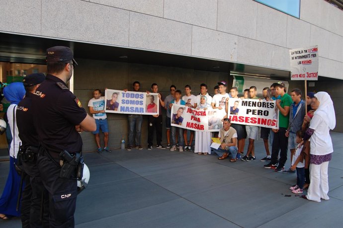 Allegados de Nasar ante la Ciudad de la Justicia el día que comenzó el juicio