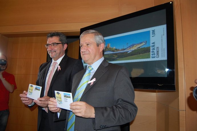 Gutiérrez Limones y el presidente de Correos, Javier Cuesta, presentan el sello.