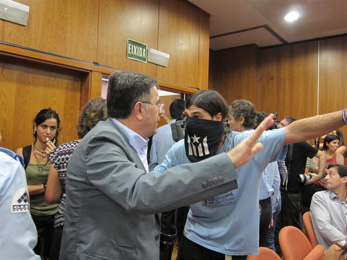 Momento en que los estudiantes entran a la conferencia de Viñals