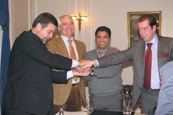 Imagen de archivo de la firma de la venta del Racing a Ali Syed