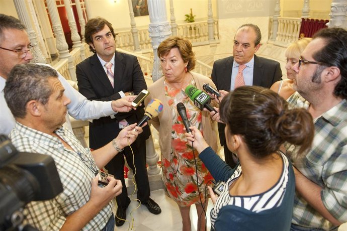 La alcaldesa atiende a los medios