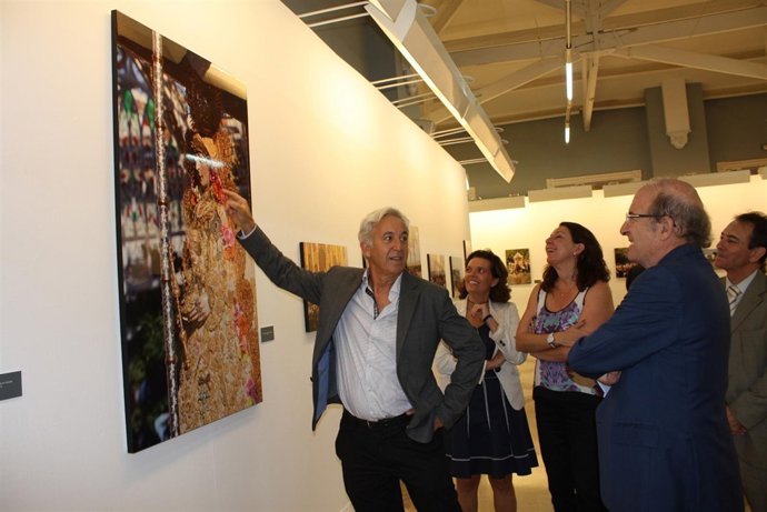 El alcalde de Huelva, Pedro Rodríguez, en la exposición 'Rocío, Jubileo de Luz'.