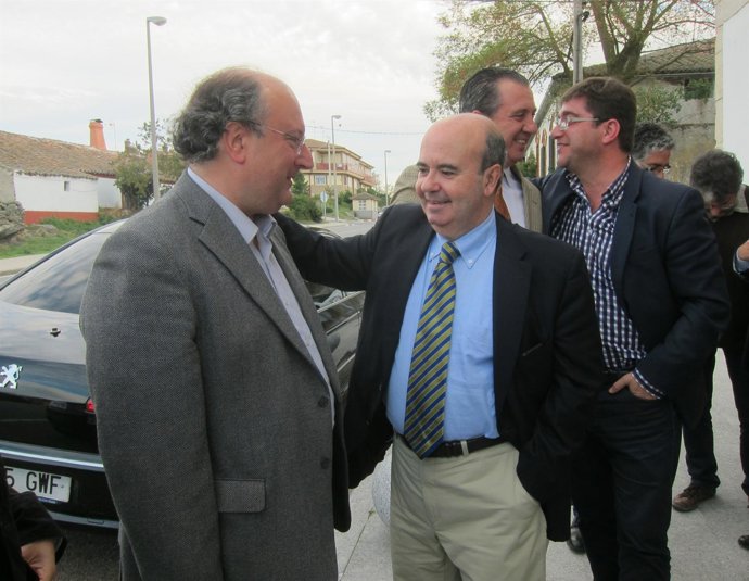 Zarrías saluda al socialista salmantino Enrique Cabero 