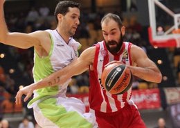 Spanoulis conduce el balón ante la presión de Sergi Vidal