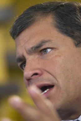 Imagen de archivo. El presidente de Ecuador Rafael Correa en una entrevista con 