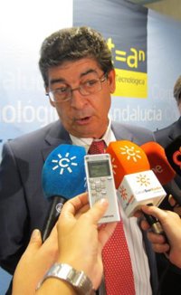 Valderas: Cuando hay que recortar 1.200 millones es "muy difícil" hacer un "buen presupuesto" para 2014