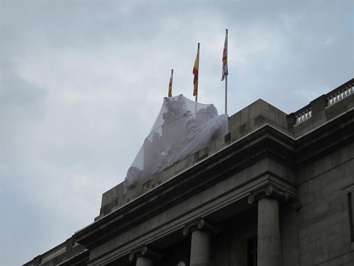 El escudo del Ayuntamiento de Barcelona cubierto tras un desprendimiento