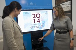 Elena Muñoz entrega los presupuestos a Pilar Rojo