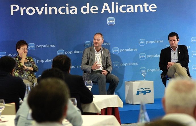 Alberto Fabra (centro) junto a Luisa Pastor y José Císcar en Alicante