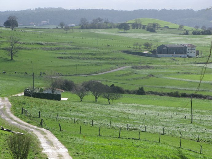 Paisaje rústico en el pueblo cántabro de Setién. 