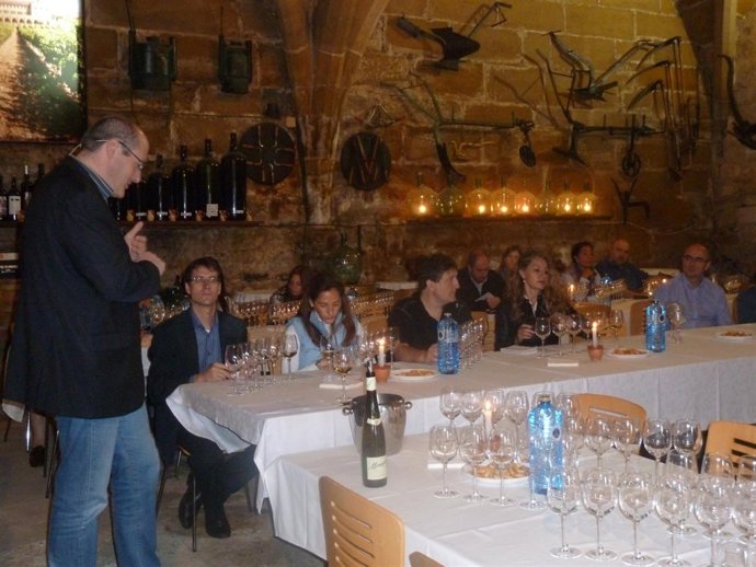 Cata de vinos 'De punta en blanco'