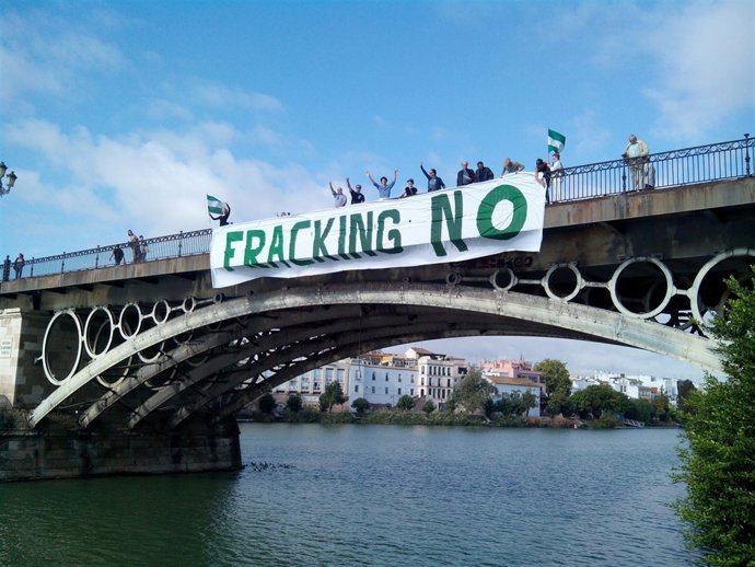 Acción contra el fracking en el puente de Triana