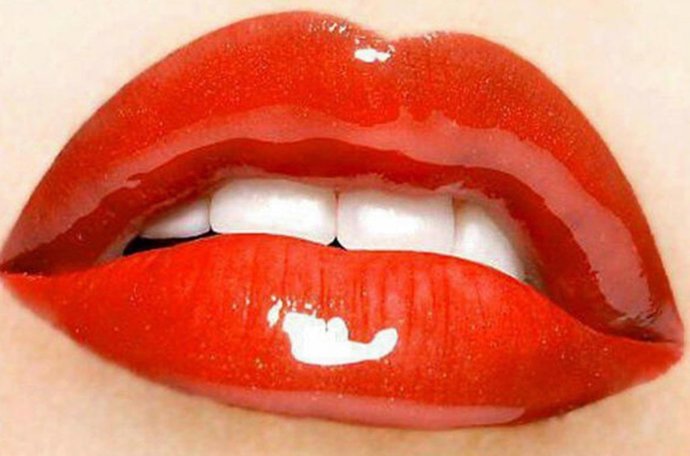 Al mal tiempo, labios brillantes y coloridos 