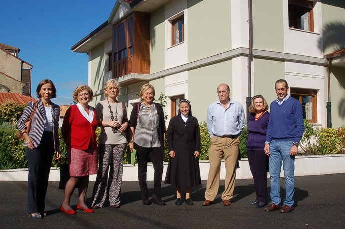 Mercedes Fernández visita la casa acogida La Guia