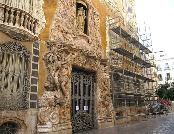 Obras De Restauración En La Fachada Del Museo De Cerámica González Martí 