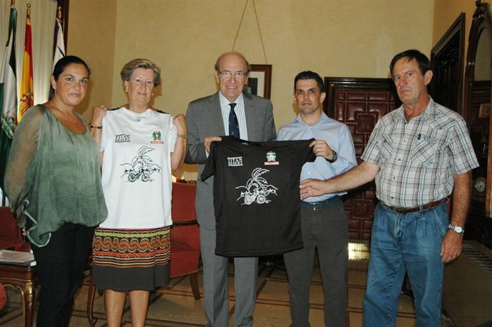 El alcalde con miembros de la asociación