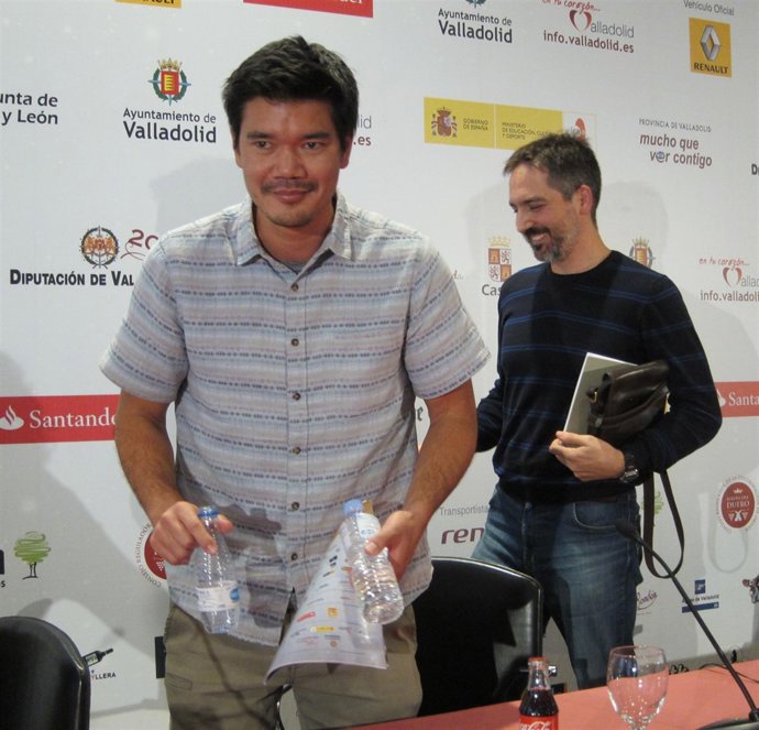 El director Destin Daniel Cretton, en primer término, con el traductor