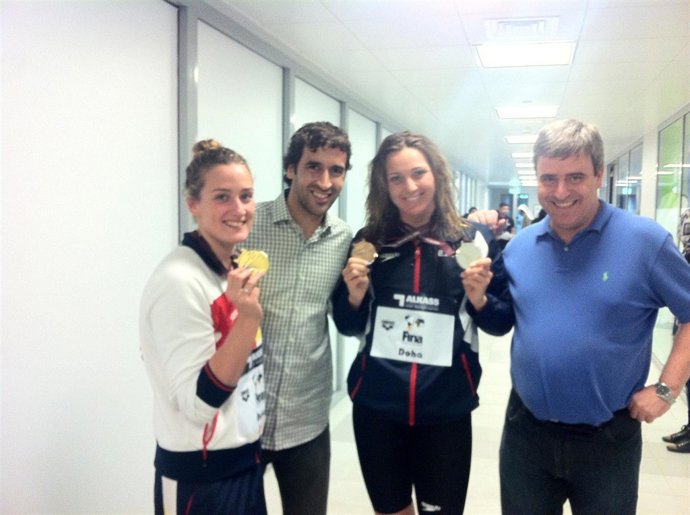 Miguel Cardenal y Raúl con Melani Costa y Mireia Belmonte