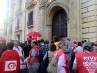 Cerca de un centenar de extrabajadores de RTVV se concentra ante el TSJCV para pedir "justicia" en el juicio del ERE
