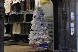 Arbol de Navidad en tienda de calzado