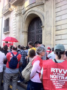 Concentración a puertas del Palacio de Justicia por el juicio del ERE en RTVV