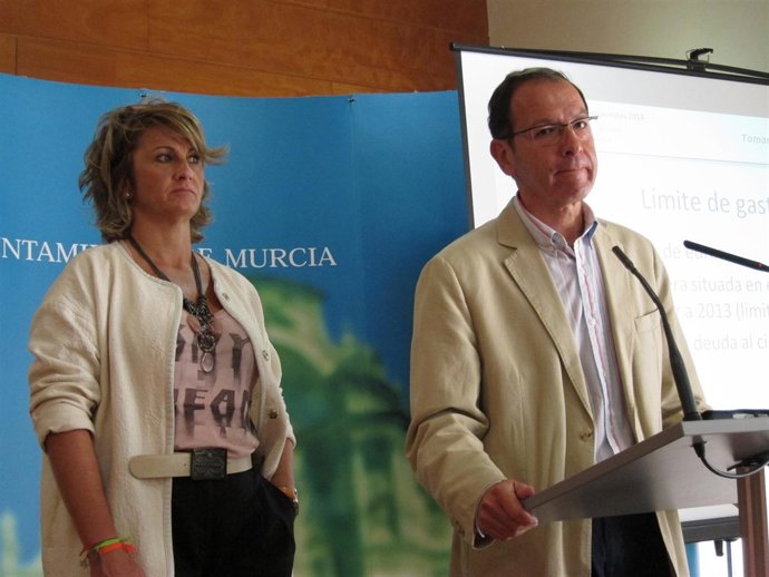 El alcalde de Murcia, Miguel Ángel Cámara, y la concejala de Economía
