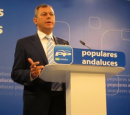 El secretario general del PP-A, José Luis Sanz, hoy en rueda de prensa