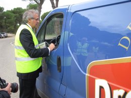 El subdelegado del Gobierno informa a un conductor