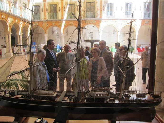 Las autoridades observan la maqueta de un gran velero
