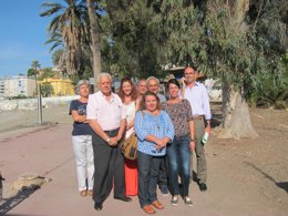 Zorrilla y García Sempere en los Baños del Carmen, junto con los vecinos