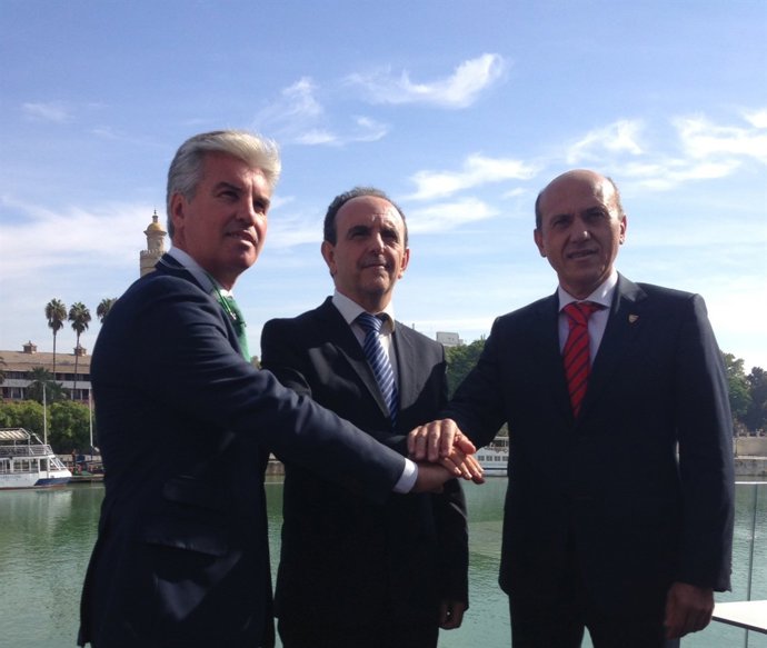 El consejero de Turismo y Comercio junto a los presidentes de Betis y Sevilla FC