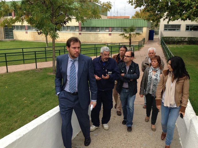 Imagen de la visita del Grupo Socialista a la piscina de Canterac