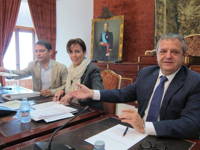 Ceballos (centro) y Fuentes (dcha.) durante la firma