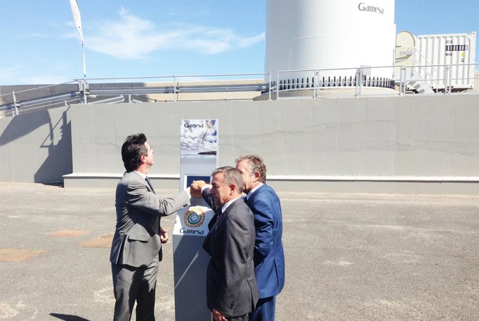 Desde izq: Soria, Rivero y Martín accionando el primer aerogenerador de España