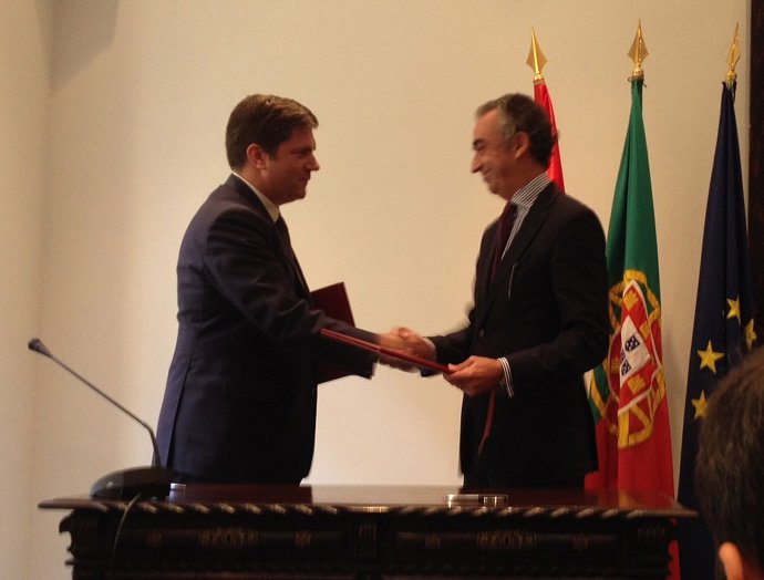 Miguel Ferre firma acuerdo de intercambio fiscal con Portugal