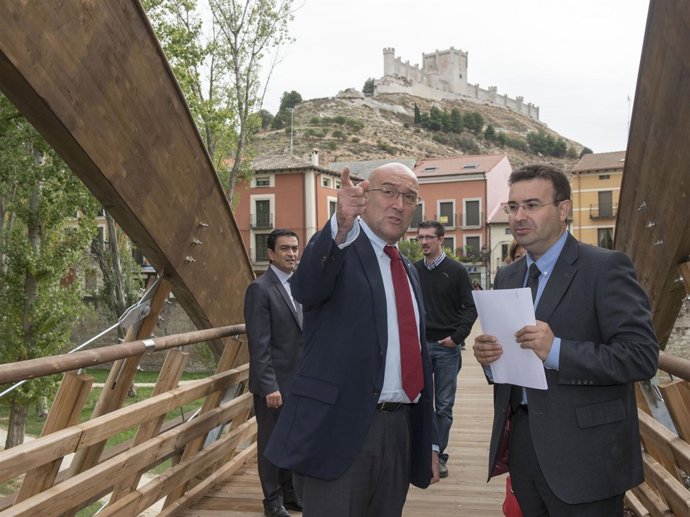 Carnero (I) y el alcalde de Peñafiel (D)