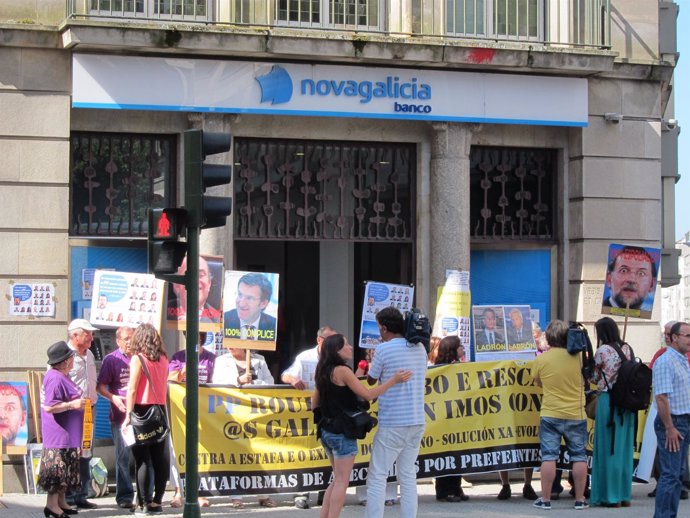 Afectados por preferentes de Compostela retiran ahorros de sucursales de NCG