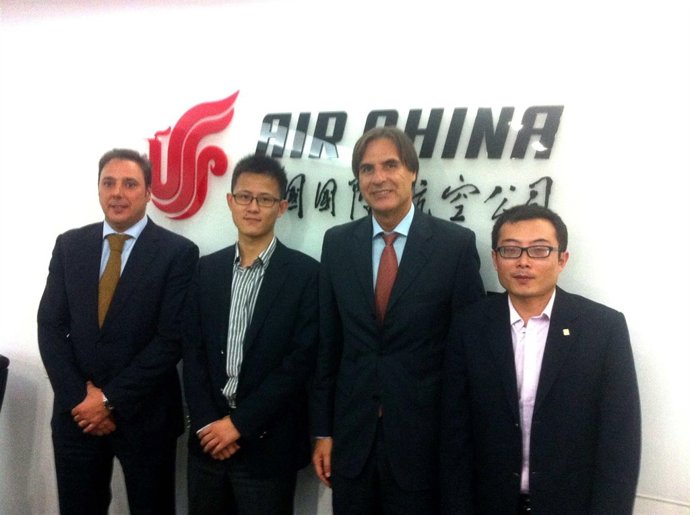 Caneda con representantes de Air China